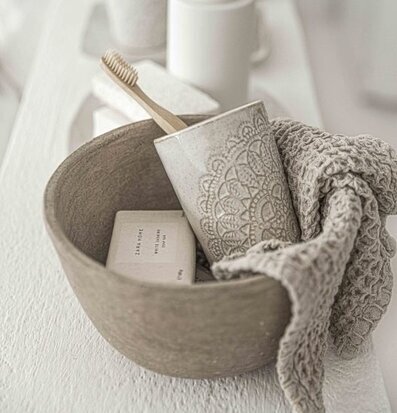 Mugg Happiness Caramel från Majas Cottage i badrumsmiljö