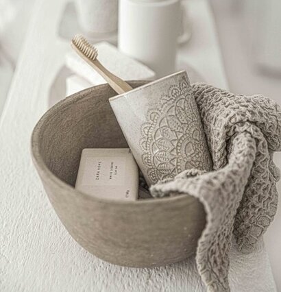 Mugg Happiness Caramel från Majas Cottage i badrumsmiljö