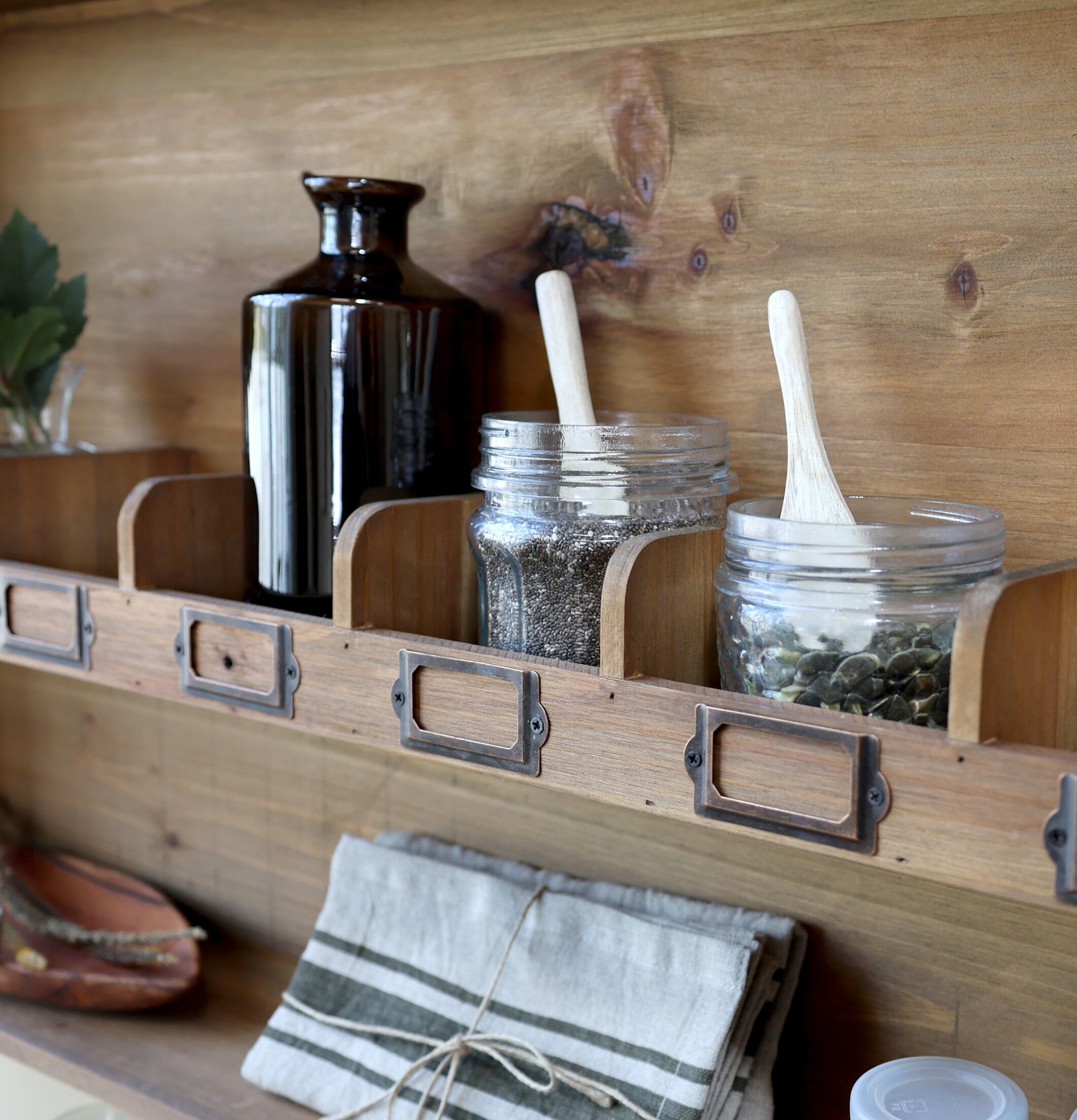 Skål Laon M Acacia från Chic Antique på rustik kökshylla