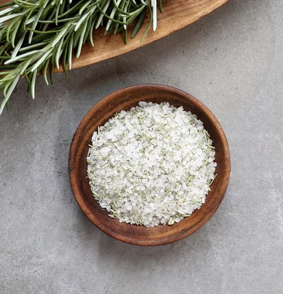 Skål Laon M Acacia från Chic Antique med salt och rosmarin