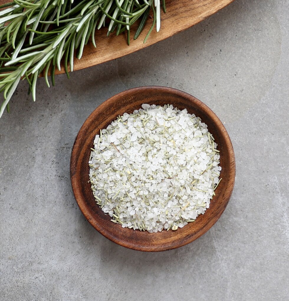 Skål Laon M Acacia från Chic Antique med salt och rosmarin