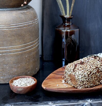 Fat Laon L Acacia från Chic Antique med bröd och solrosfrön