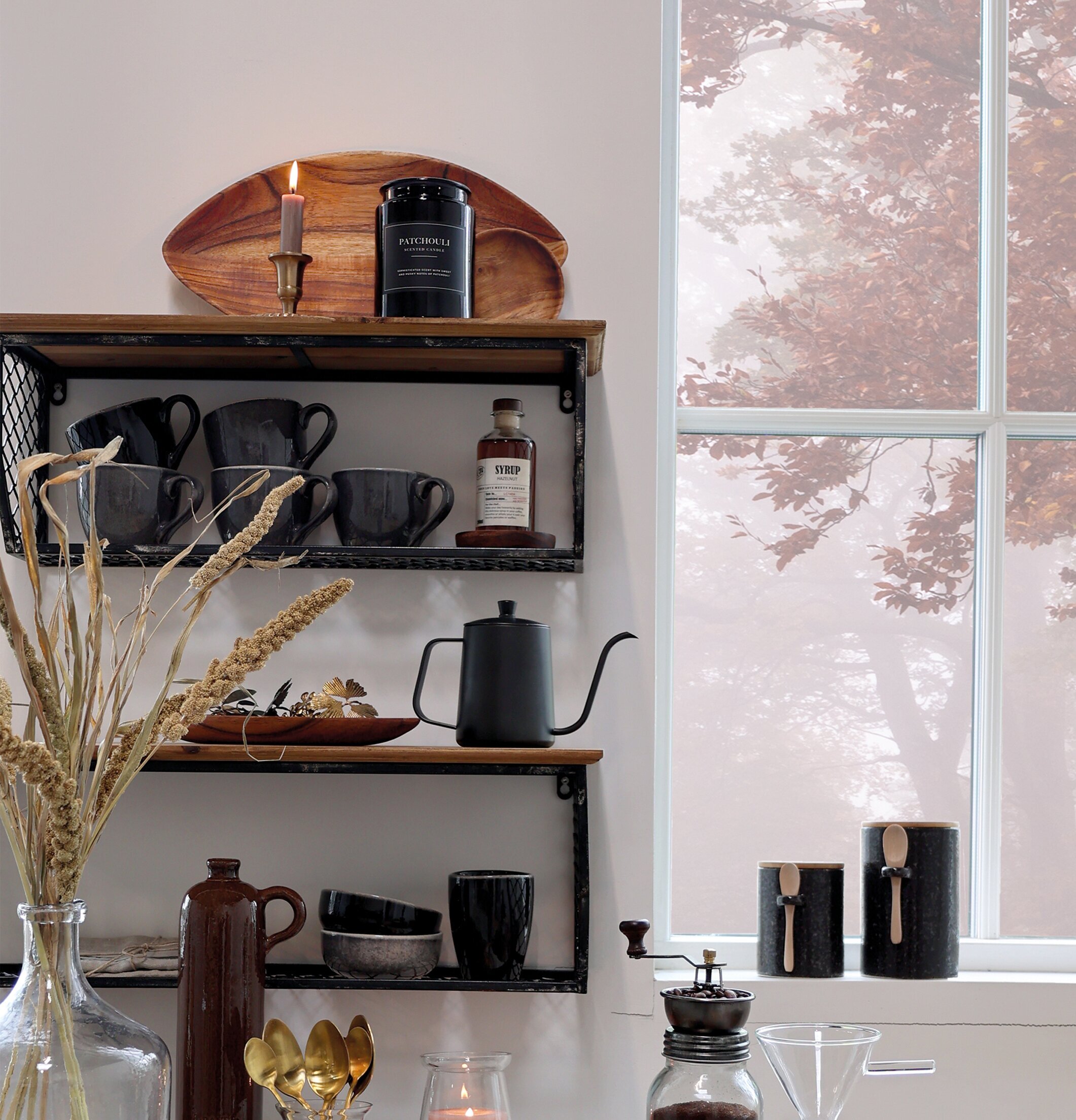 Fat Laon L Acacia från Chic Antique på en hylla i köket