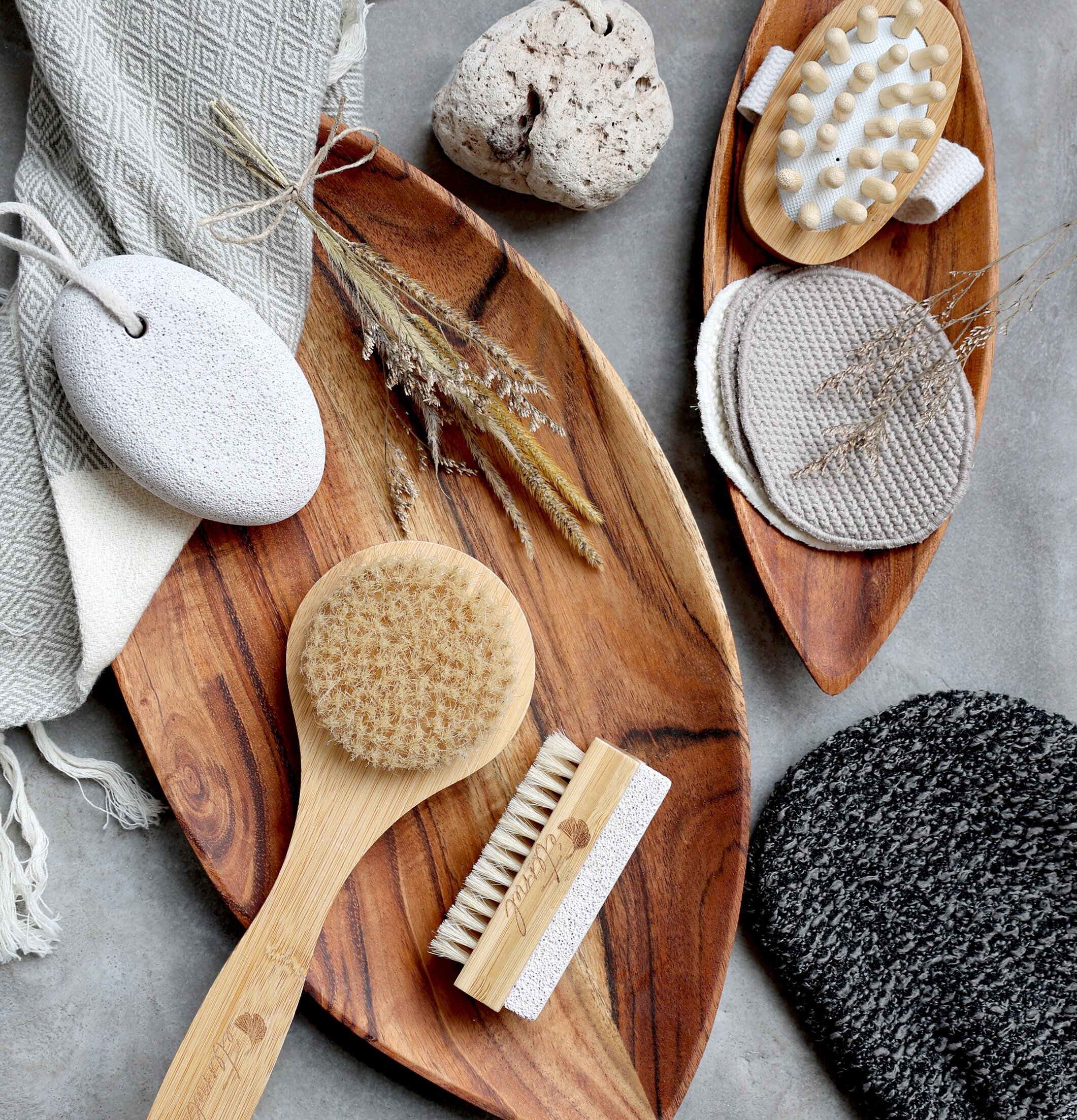 Fat Laon L Acacia från Chic Antique med badtillbehör