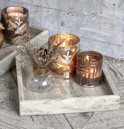 Marmorbricka Morlaix L Latte från Chic Antique med dekorationer