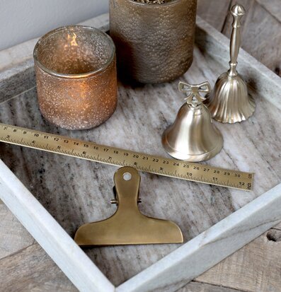 Marmorbricka Morlaix L Latte från Chic Antique med dekorationer