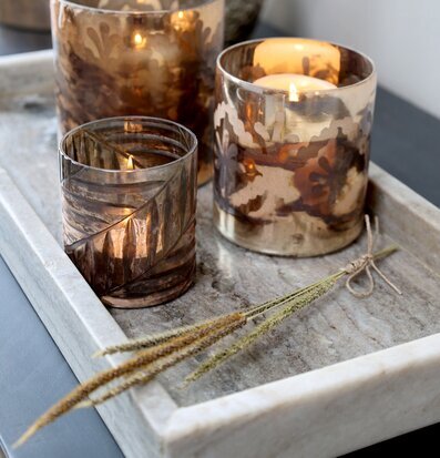 Marmorbricka Morlaix M Latte från Chic Antique med ljuslyktor