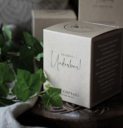 Bild av ljuslykta med budskap och välgörenhetsfokus