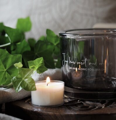 Foto av hemtrevlig inredning med ljus och växter