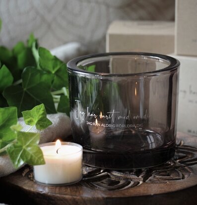 Bild av elegant ljuslykta med känslosam inskrift