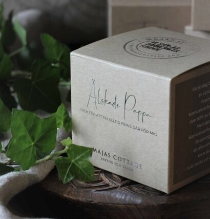 Bild av stilren ljuslykta med personlig hälsning