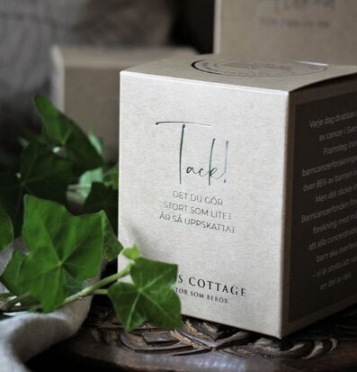 Bild av ljuslykta i naturnära och stilfull miljö