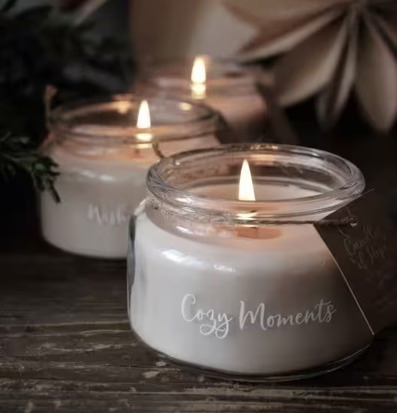 Doftljus Cozy Moments från Majas Cottage på rustikt bord