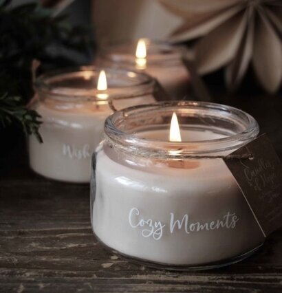 Doftljus Cozy Moments från Majas Cottage på rustikt bord