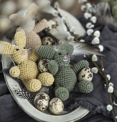 Handvirkad Påskhare från IB Laursen på rustik tallrik