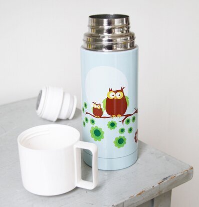 Termos Uggla från Blafre på grått träbord med vit mugg