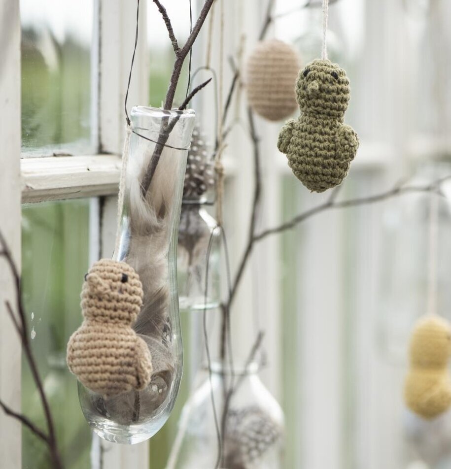 Handvirkad Fågel från IB Laursen hänger på grenar i fönster