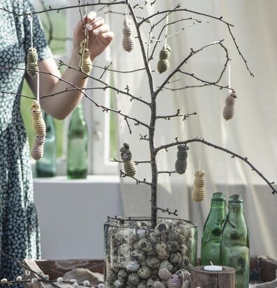 Handvirkad Fågel från IB Laursen hängandes på naket träd