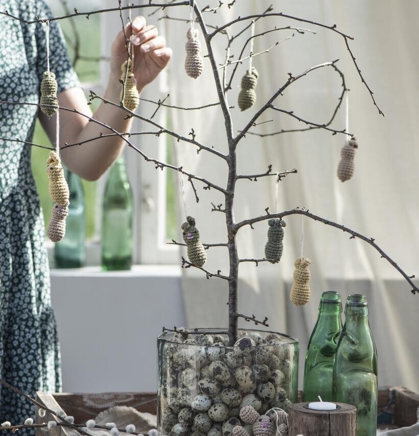 Handvirkad Fågel från IB Laursen hängandes på naket träd