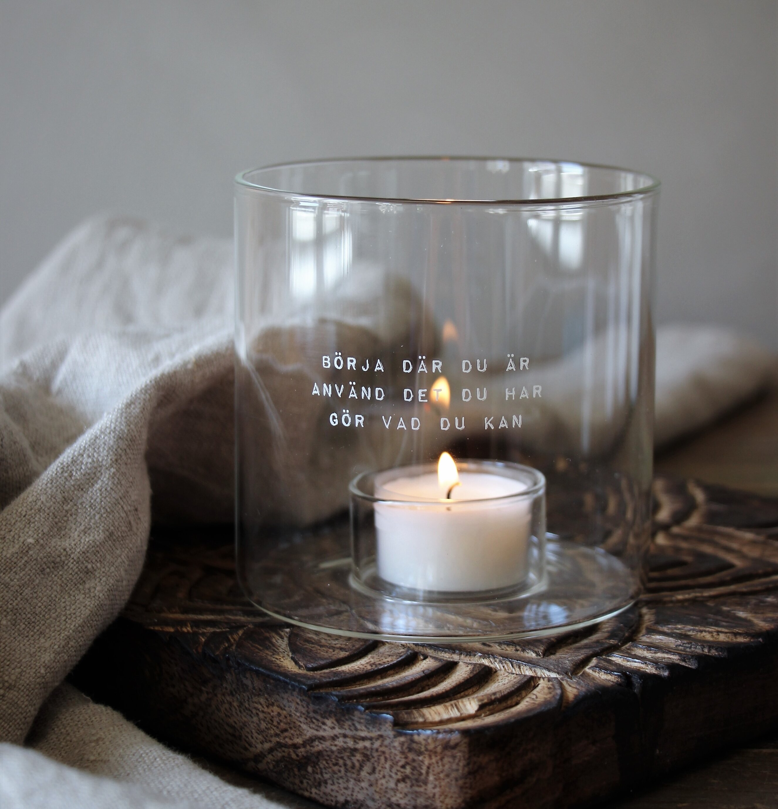 Bild av dekorativ ljuslykta med inspirerande text