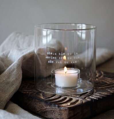 Bild av dekorativ ljuslykta med inspirerande text