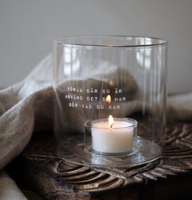 Bild av stilren ljuslykta med inspirerande citat