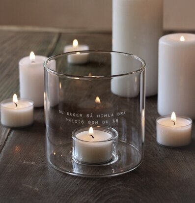 Bild av harmonisk ljusarrangemang på rustikt träbord