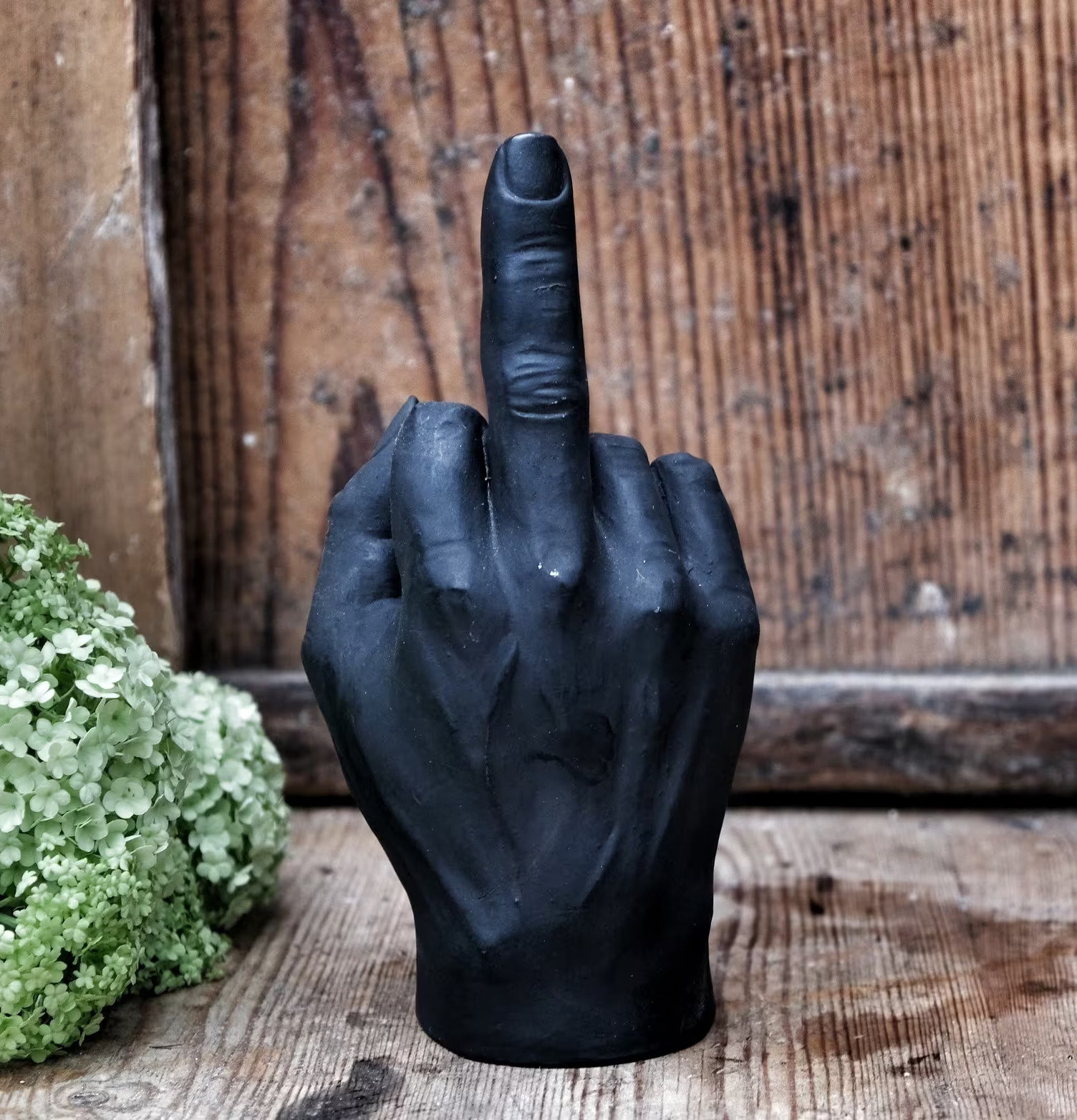 Dekoration Fuck U Finger från I AM Interior på träbakgrund