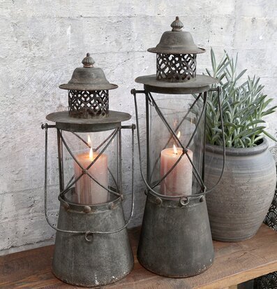 Gl. Lanterna L från Chic Antique på rustikt träbord med växt