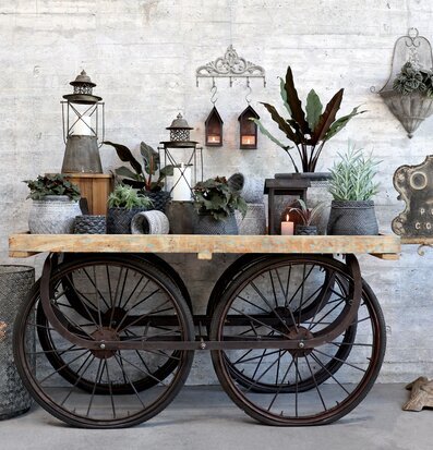 Gl. Lanterna XL från Chic Antique på rustikt bord med växter