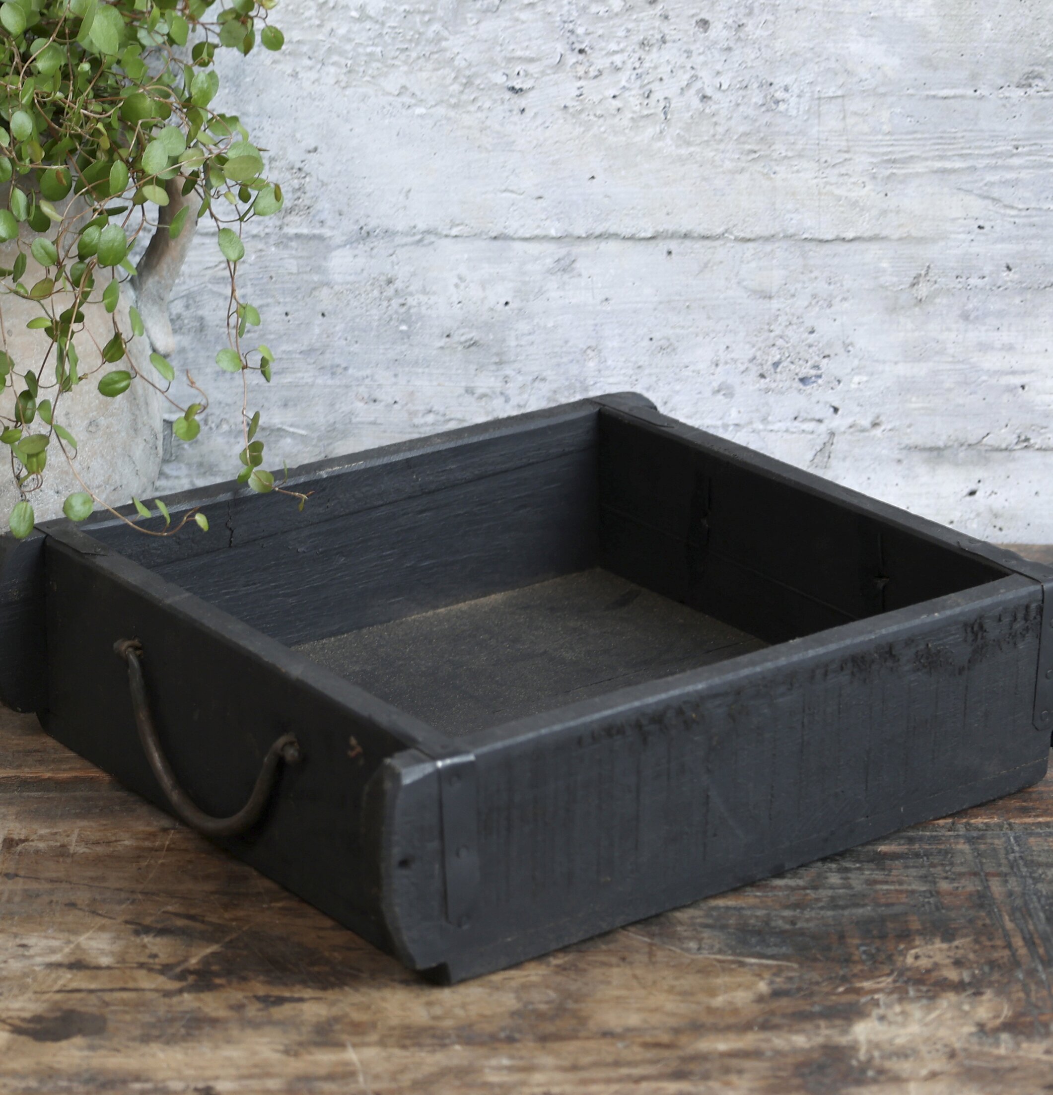 Gl. Murstensform Antiksvart från Chic Antique på träbord