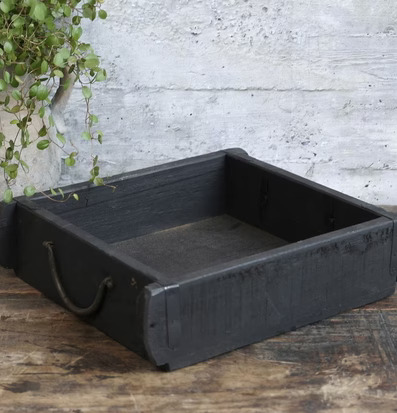 Gl. Murstensform Antiksvart från Chic Antique på träbord