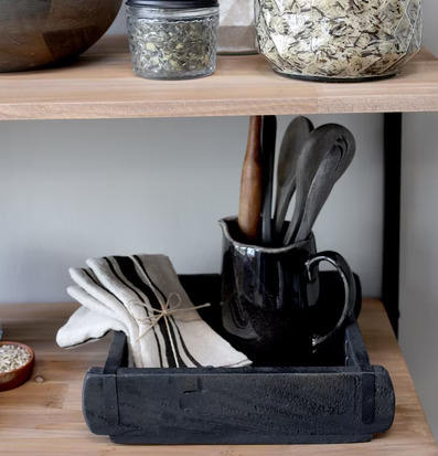 Gl. Murstensform Antiksvart från Chic Antique på trähylla