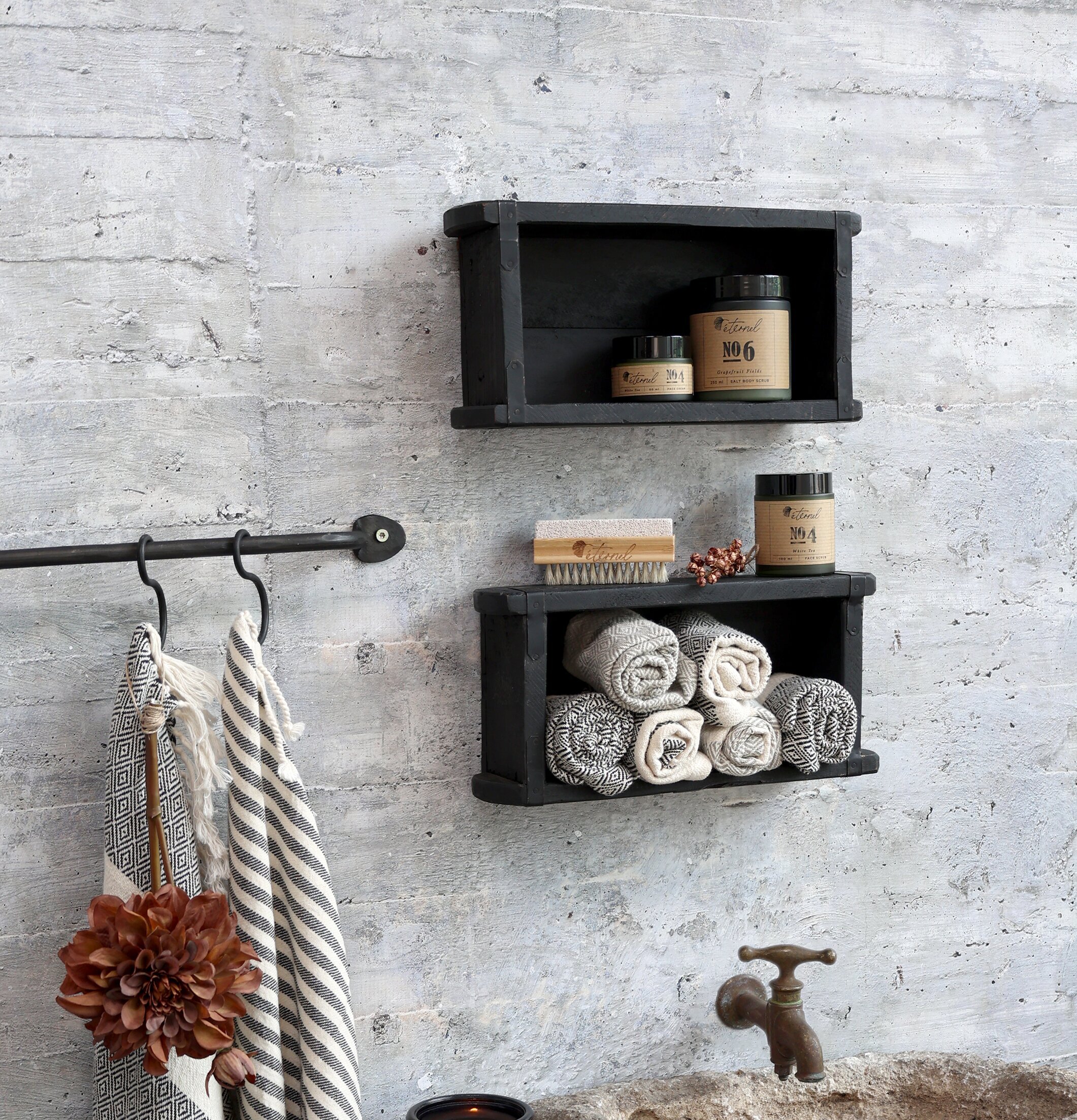 Gl. Murstensform Antiksvart från Chic Antique på betongvägg