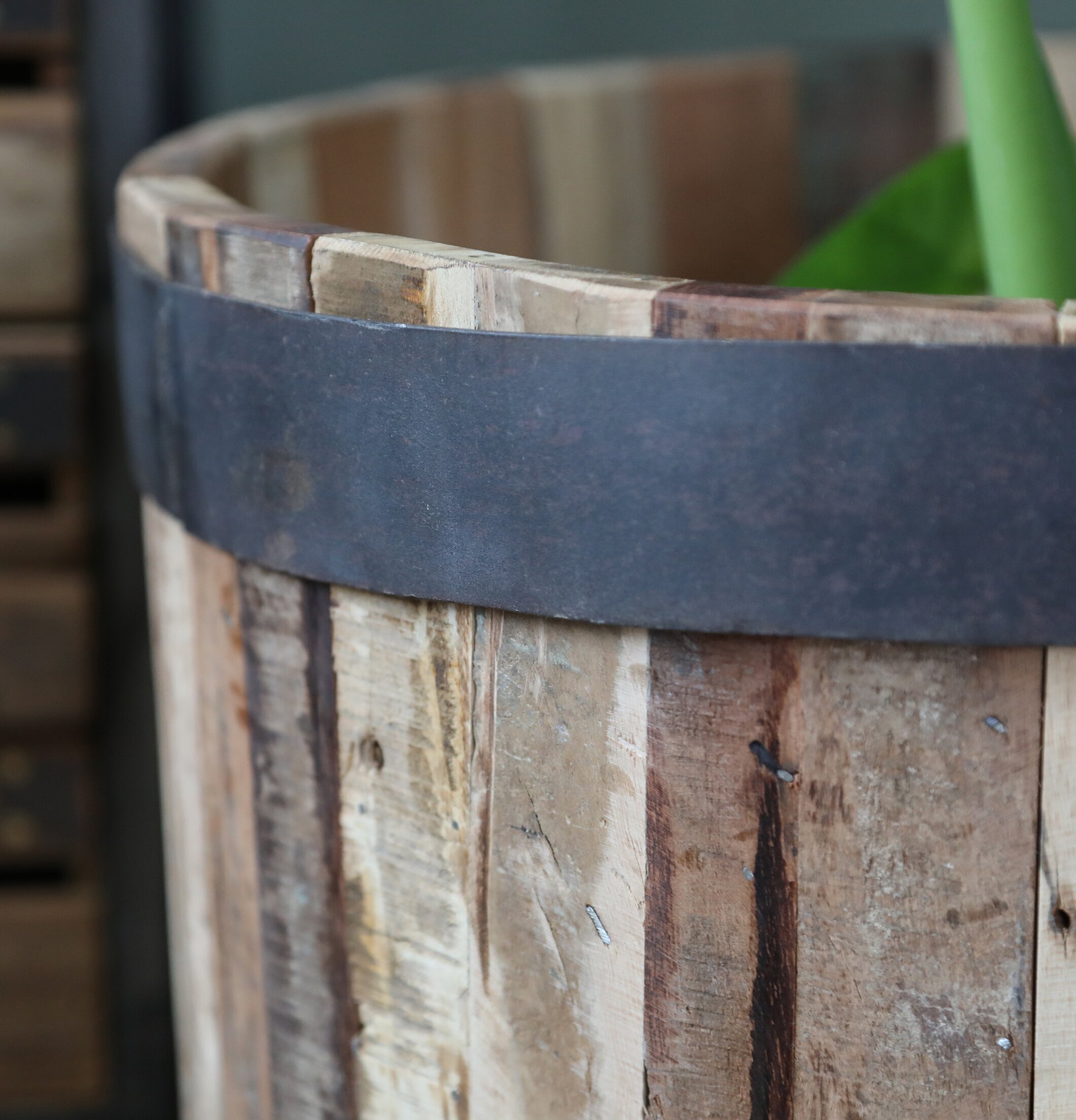 Grimaud Gl. Vintunna Med Järnkant från Chic Antique med växt