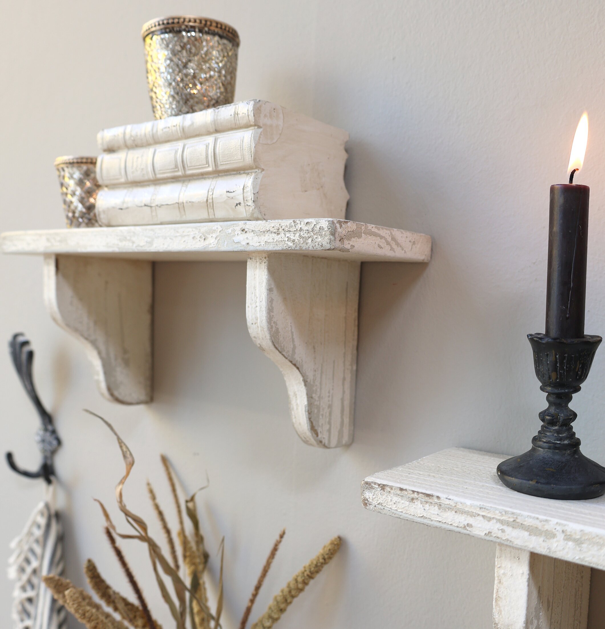 Hylla Antikcreme Liten 39 Cm från Chic Antique med dekorationer