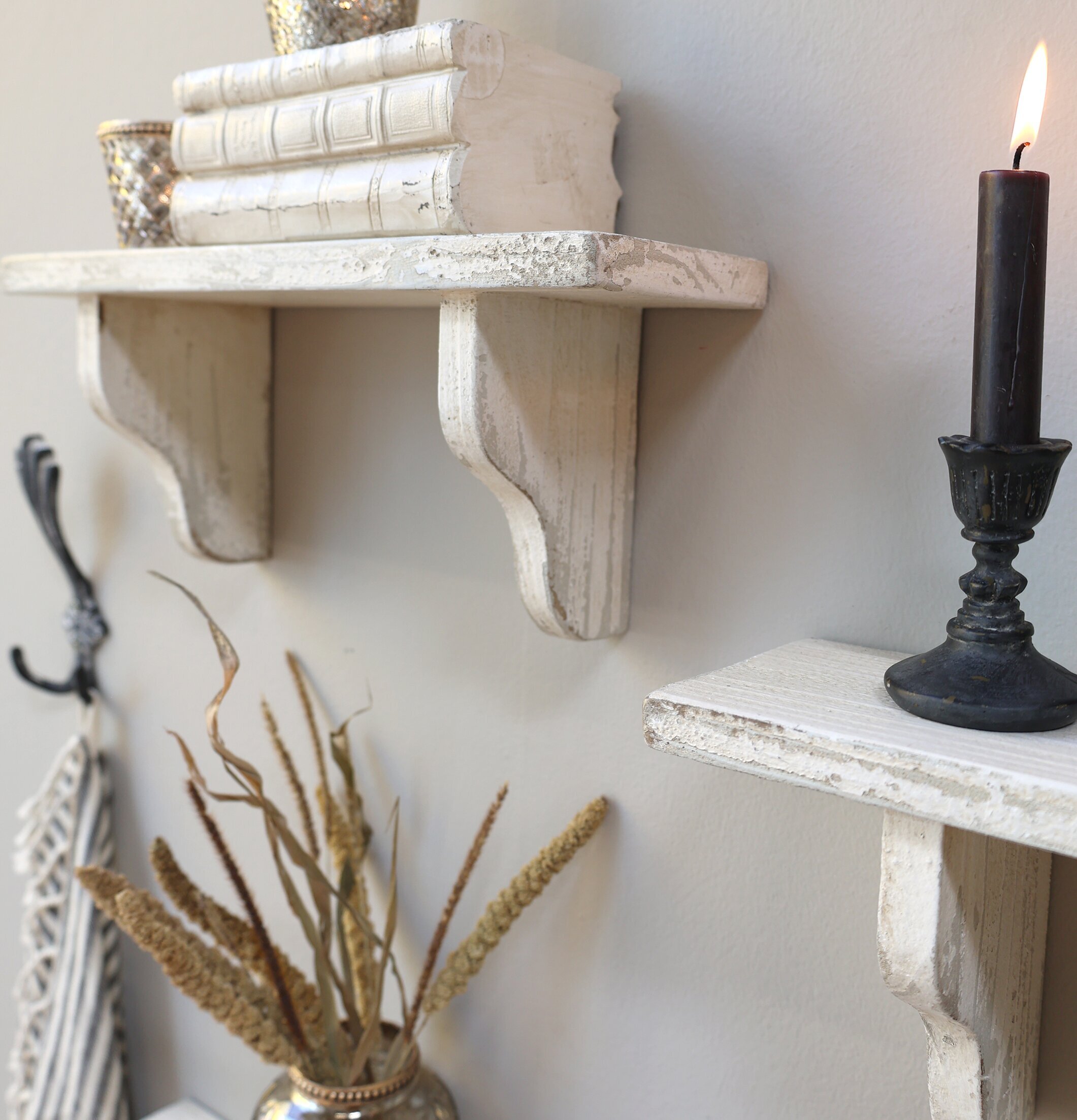 Hylla Antikcreme Mellan 58 Cm från Chic Antique på ljus vägg