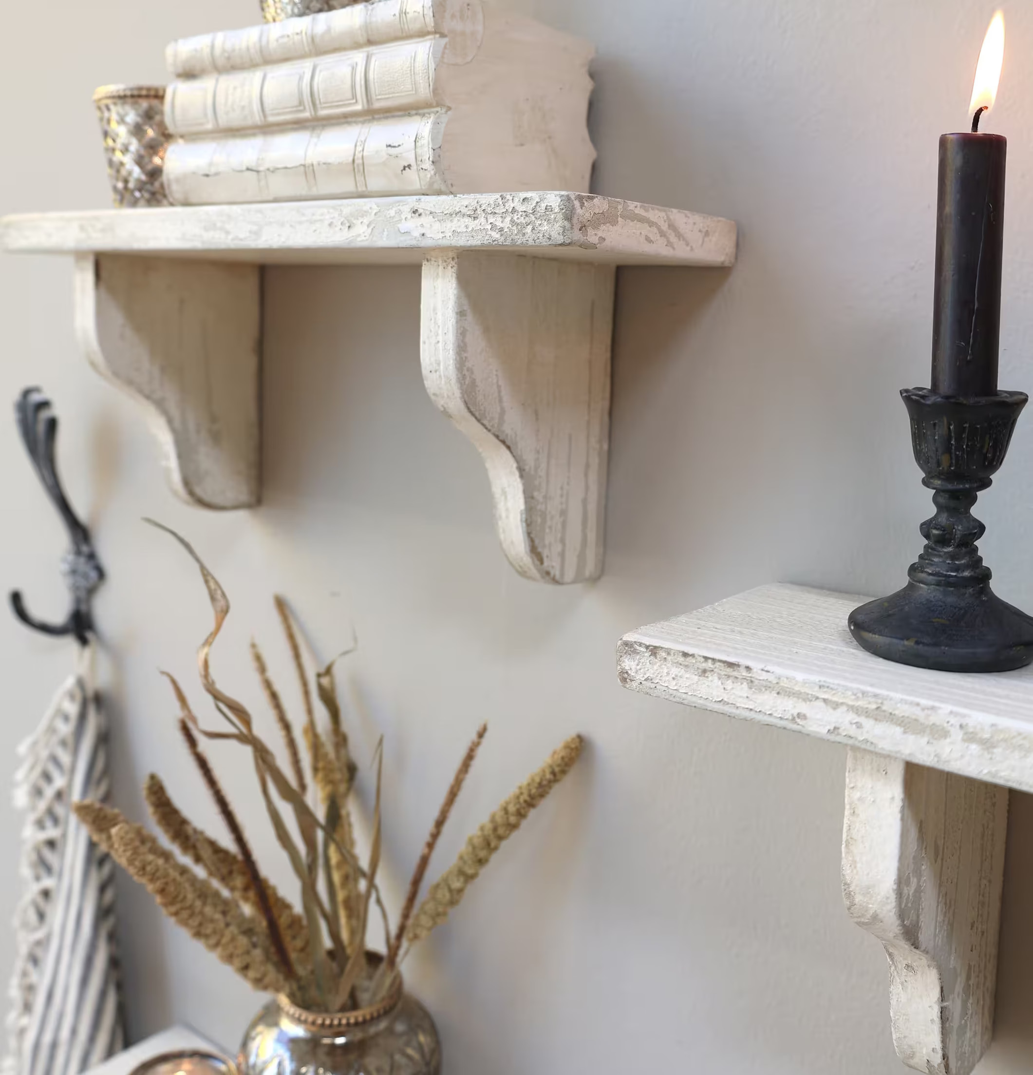 Hylla Antikcreme Stor 80 Cm från Chic Antique med dekorationer