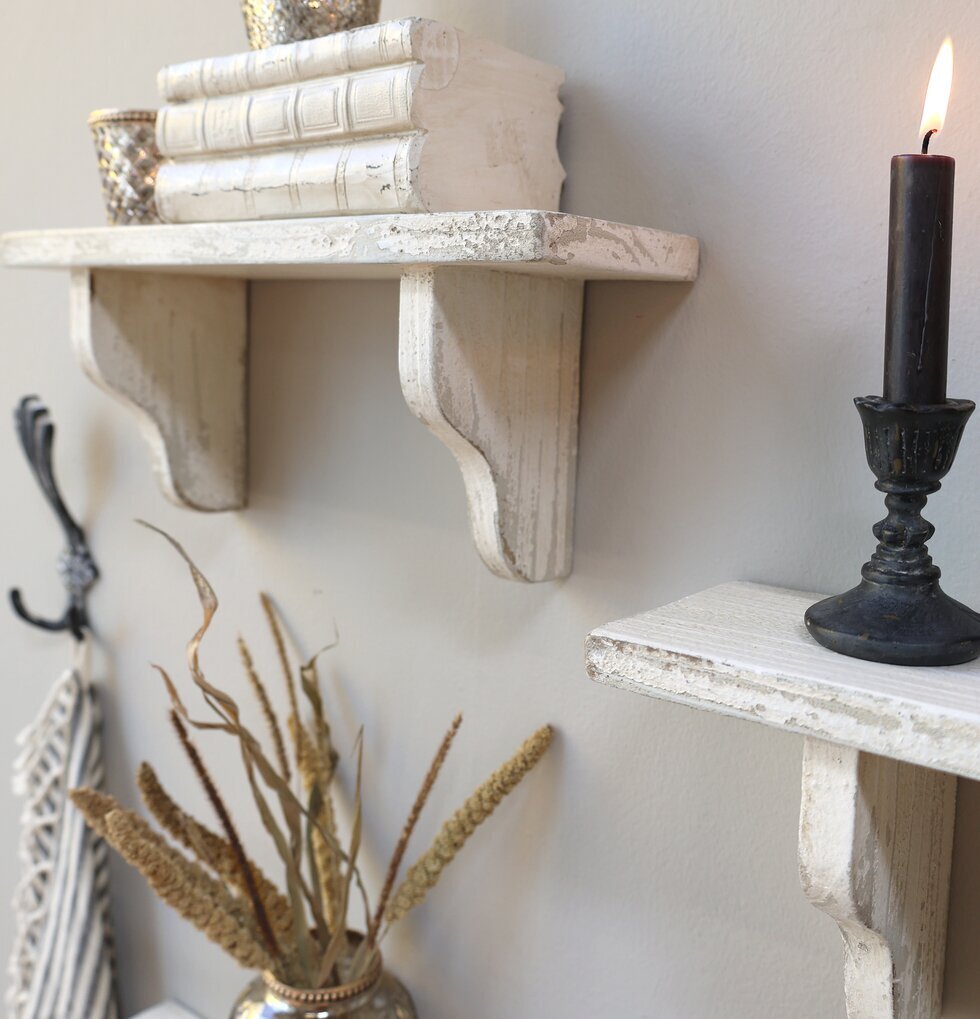 Hylla Antikcreme Mellan 58 Cm från Chic Antique på ljus vägg