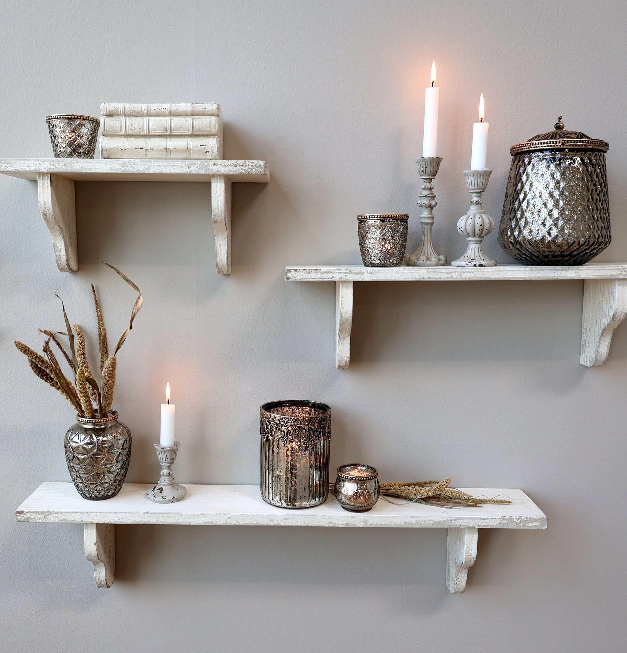 Hylla Antikcreme Liten 39 Cm från Chic Antique med dekorationer