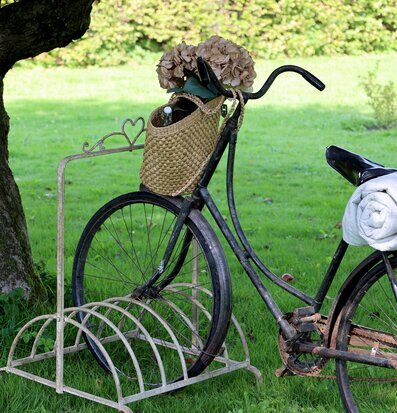 Cykelställ Antique Creme från Chic Antique på gräsmatta