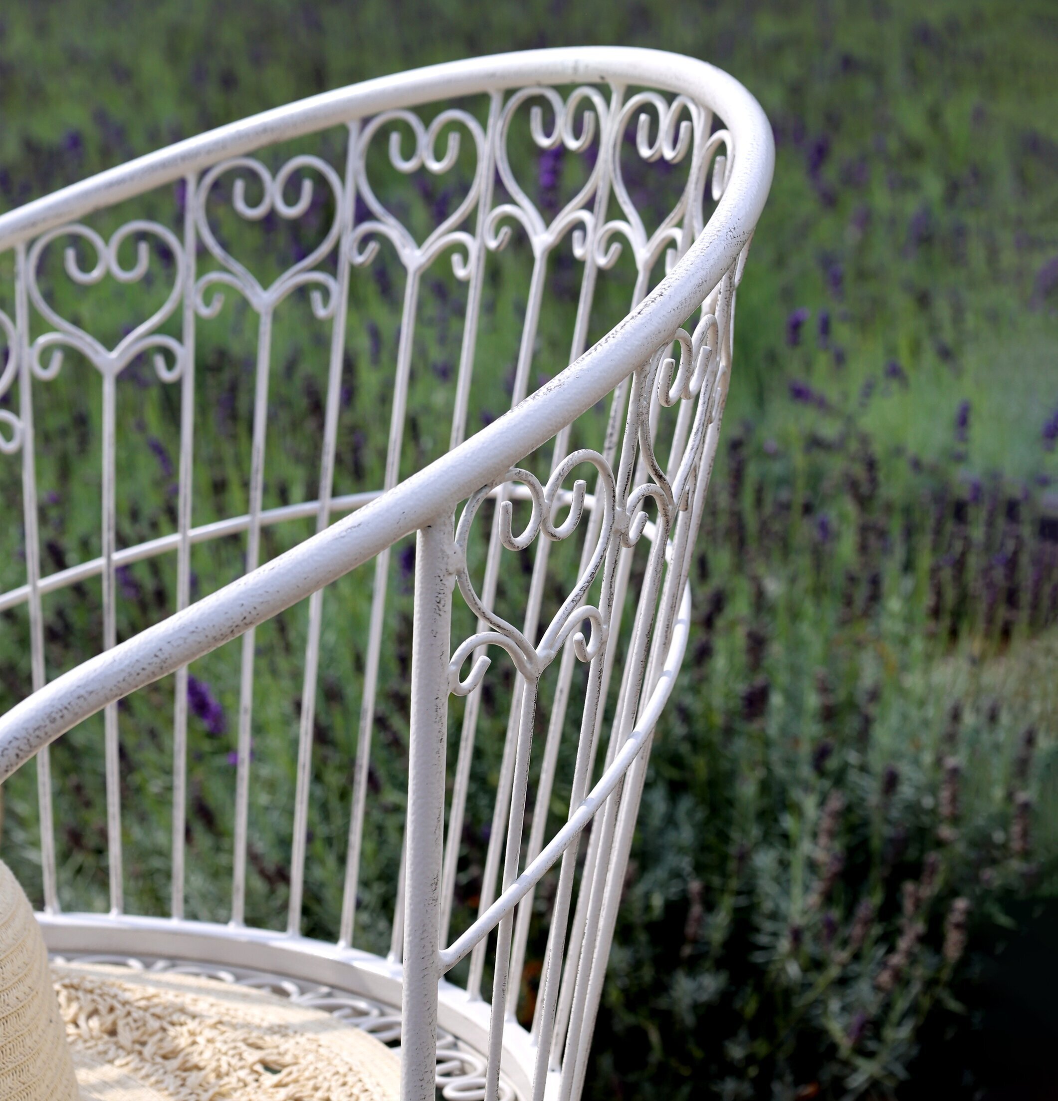 Caféset Antique Creme från Chic Antique i trädgårdsmiljö