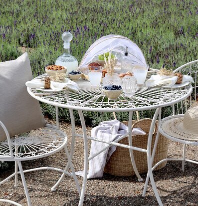 Caféset Antique Creme från Chic Antique i trädgårdsmiljö