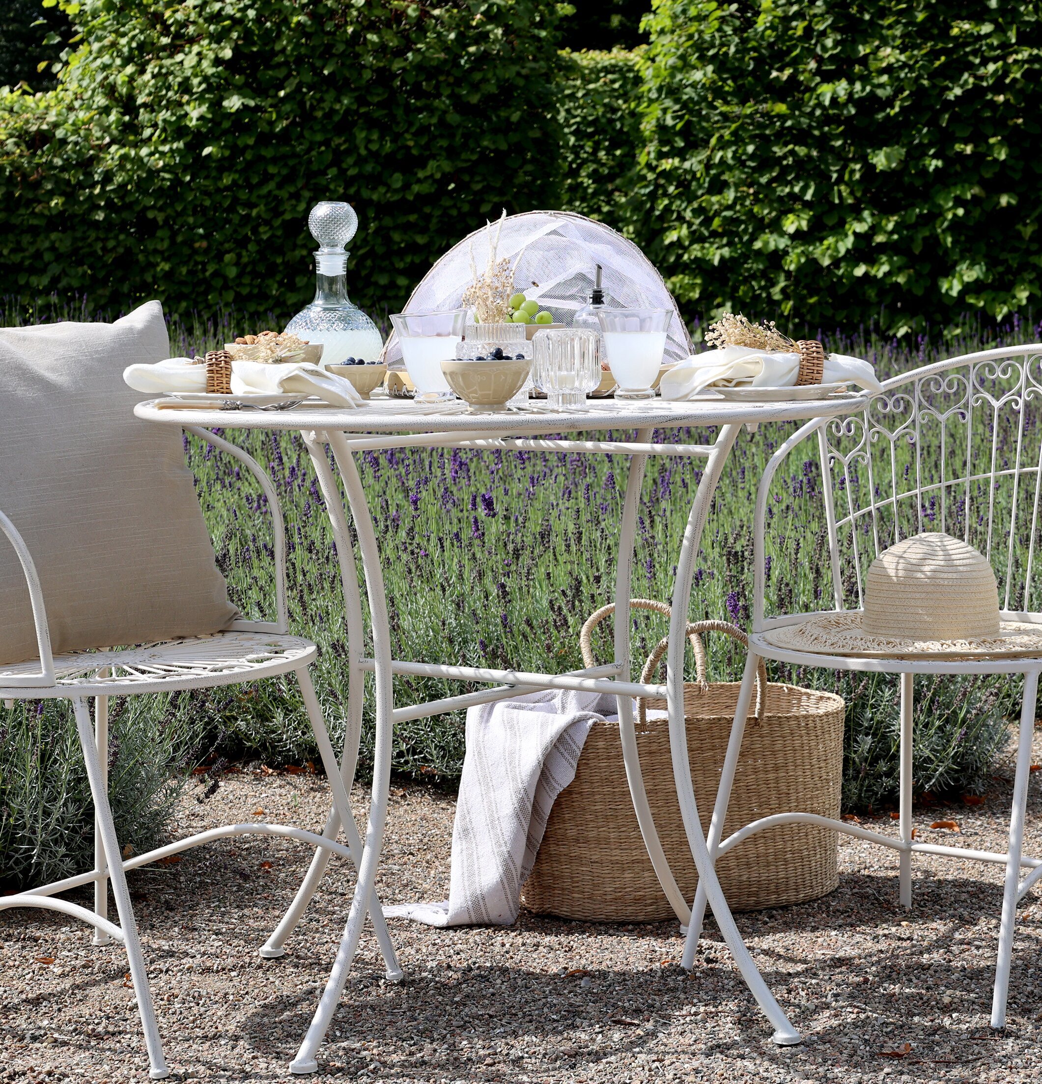 Caféset Antique Creme från Chic Antique i en trädgårdsmiljö