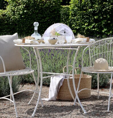 Caféset Antique Creme från Chic Antique i en trädgårdsmiljö