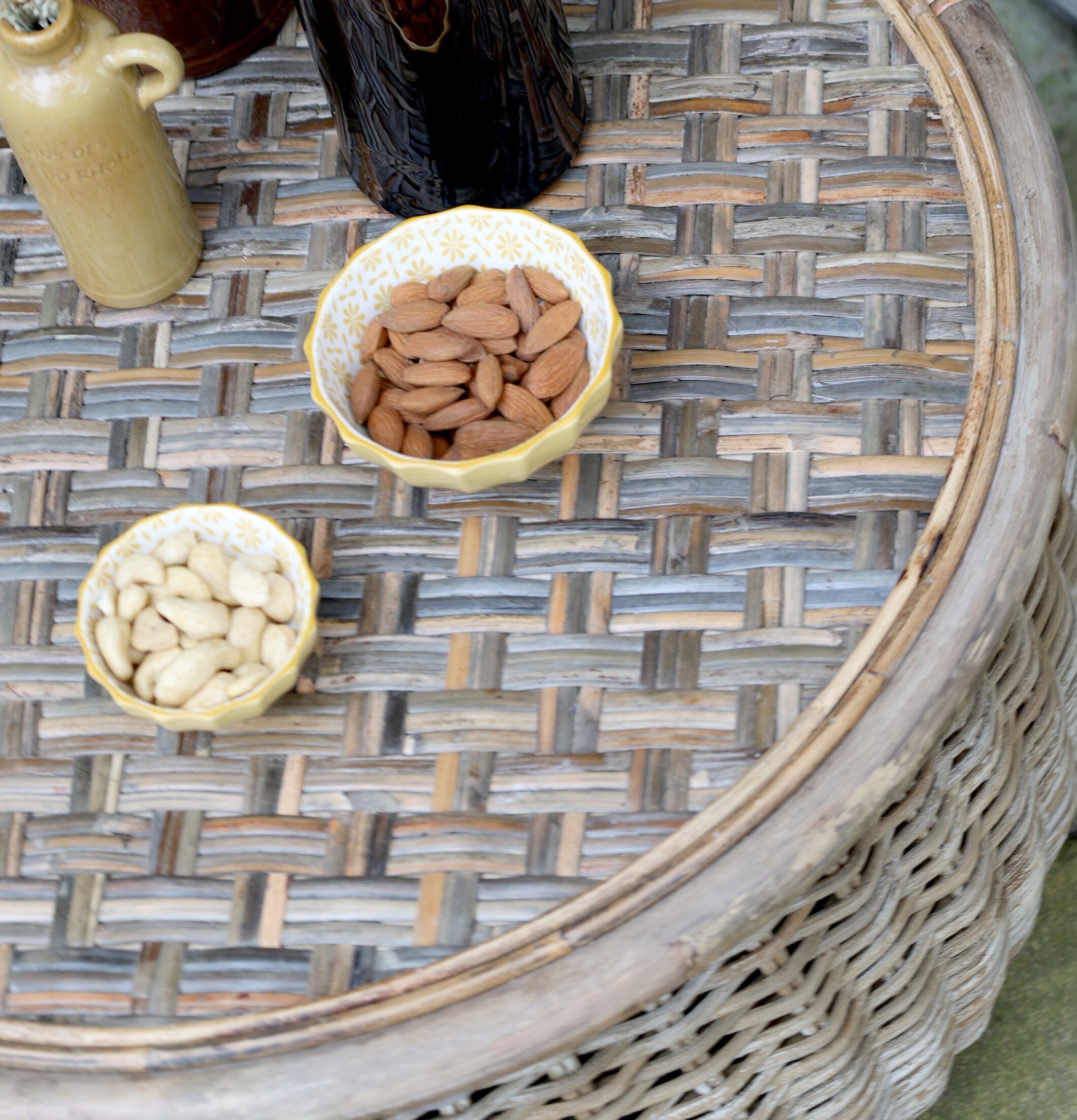 Rottingbord Natur från Chic Antique med nötter och flaskor