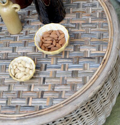 Rottingbord Natur från Chic Antique med nötter och flaskor