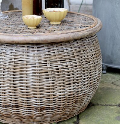 Rottingbord Natur från Chic Antique på stenlagd uteplats