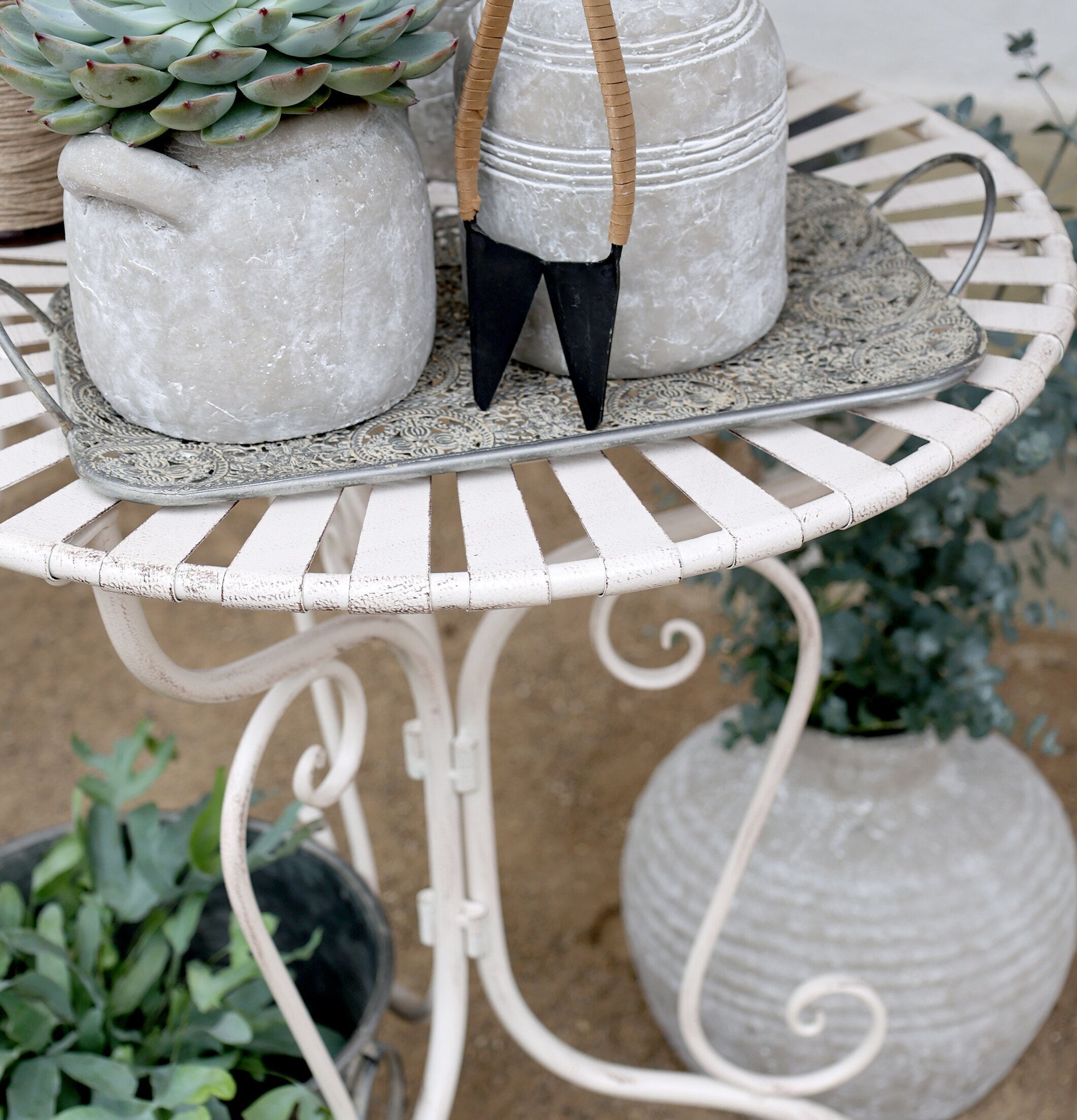 Caféset Antique Creme från Chic Antique i rustik miljö