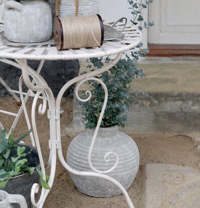 Caféset Antique Creme från Chic Antique i rustik trädgårdsmiljö